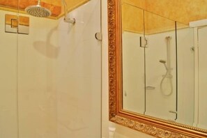 Sèche-cheveux, serviettes fournies