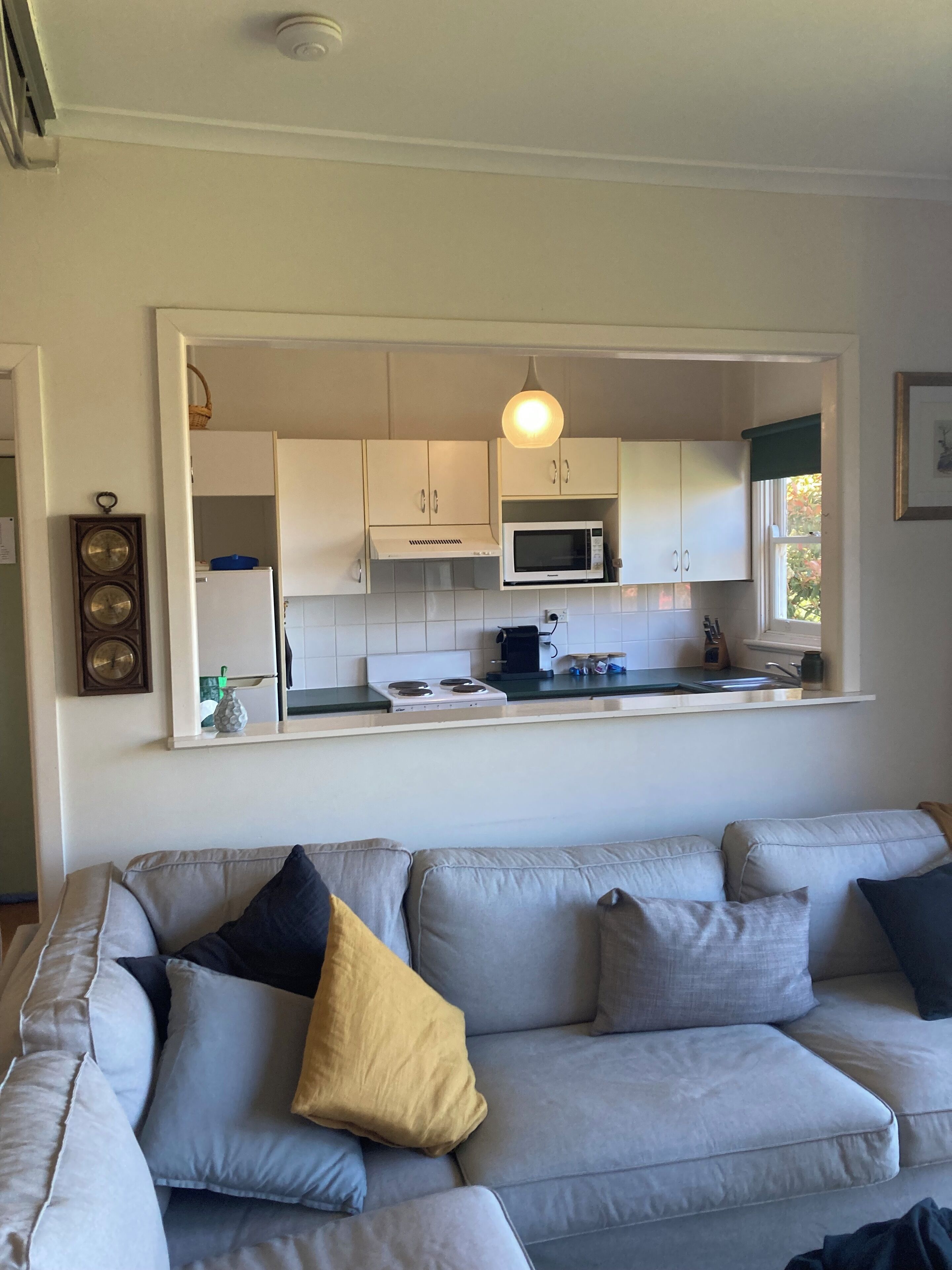 Télévision LCD, cheminée, lecteur de DVD, livres