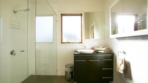 Shower, jetted tub, toilet paper - Moonah at Forbes residence (Rye)