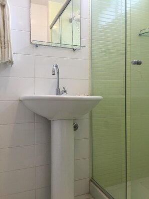 Shower, hair dryer, towels - 2 Bedroom Apartment Buzios Internacional - 1 suite (Búzios)
