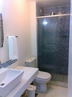 Dusche, Haartrockner, Handtücher