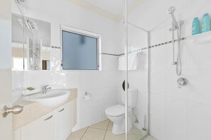 Douche, séchoir à cheveux, serviettes fournies