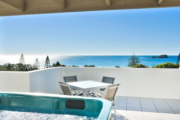 Outdoor dining - 3 Bedroom Penthouse Apartment with a Private Rooftop Spa (Sunshine Coast)