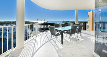 3 Bedroom Penthouse Apartment with a Private Rooftop Spa