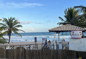 On the beach - Cozy and charming house with pool and gardens in a beachfront condominium! (Camaçari)