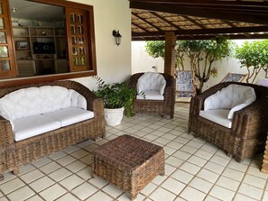 Terrace/patio - Cozy and charming house with pool and gardens in a beachfront condominium! (Camaçari)