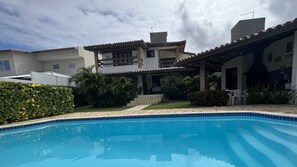 Pool - Cozy and charming house with pool and gardens in a beachfront condominium! (Camaçari)