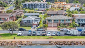 Un quartier résidentiel comprenant un parking, des maisons et une rivière.