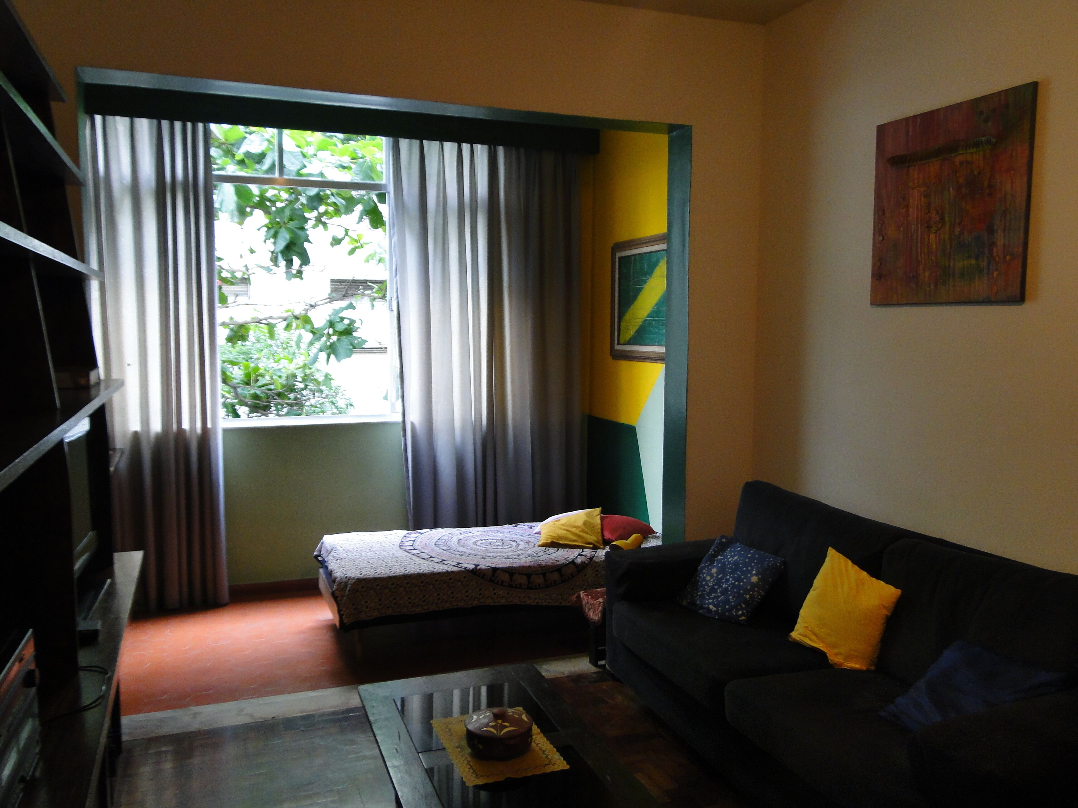 In Copacabana, spacious and airy living room 2 bedrooms, with beach view from 3 windows