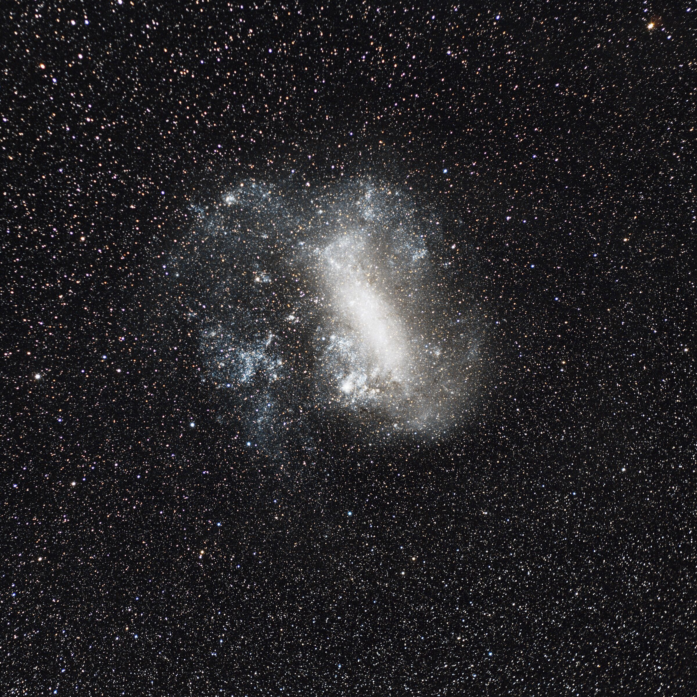 Sternenklarer Nachthimmel mit einer deutlich sichtbaren Galaxie.