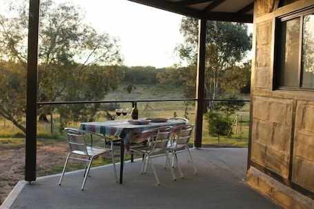 Outdoor dining. Coonandry Cottage Farmstay