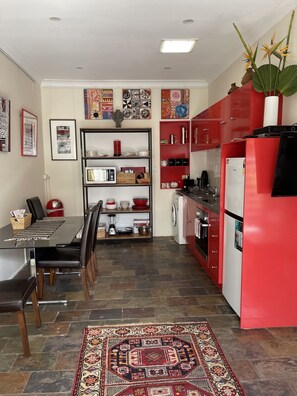 ثلاجة، ميكروويف، فرن، موقد طهي مسطح