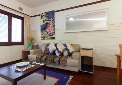 B4 UWA, Swan River, sairaalat, CBD