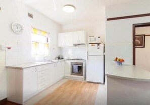 Réfrigérateur, micro-ondes, four, bouilloire électrique