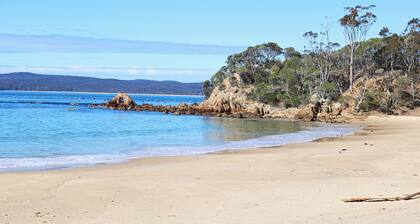 The Tree House Eden - 3 Bedroom house with Stunning bushland setting - 2+ nights