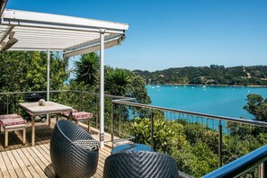Outdoor dining - Bach on Burrell (Oneroa)