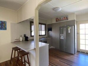 Kühlschrank, Geschirrspüler, Toaster, Kochgeschirr/Geschirr/Besteck