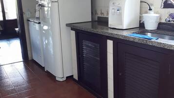 Geladeira, micro-ondas, fogão, cooktop