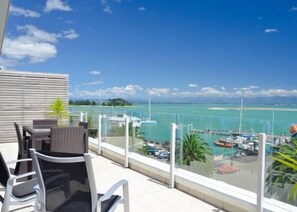 Outdoor dining - Sea Quest - Waterfront apartment on Nelson's seafront (Nelson City)