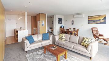 Smart TV, DVD player, stereo