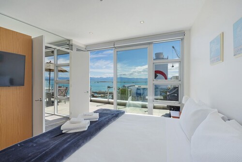 Sea Quest - Waterfront apartment on Nelson's seafront