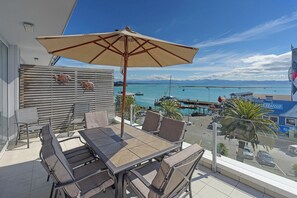 Outdoor dining - Sea Quest - Waterfront apartment on Nelson's seafront (Nelson City)