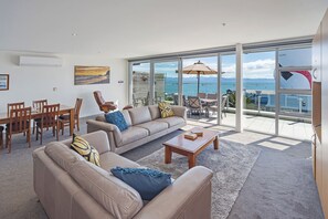 Smart TV, DVD player, stereo - Sea Quest - Waterfront apartment on Nelson's seafront (Nelson City)