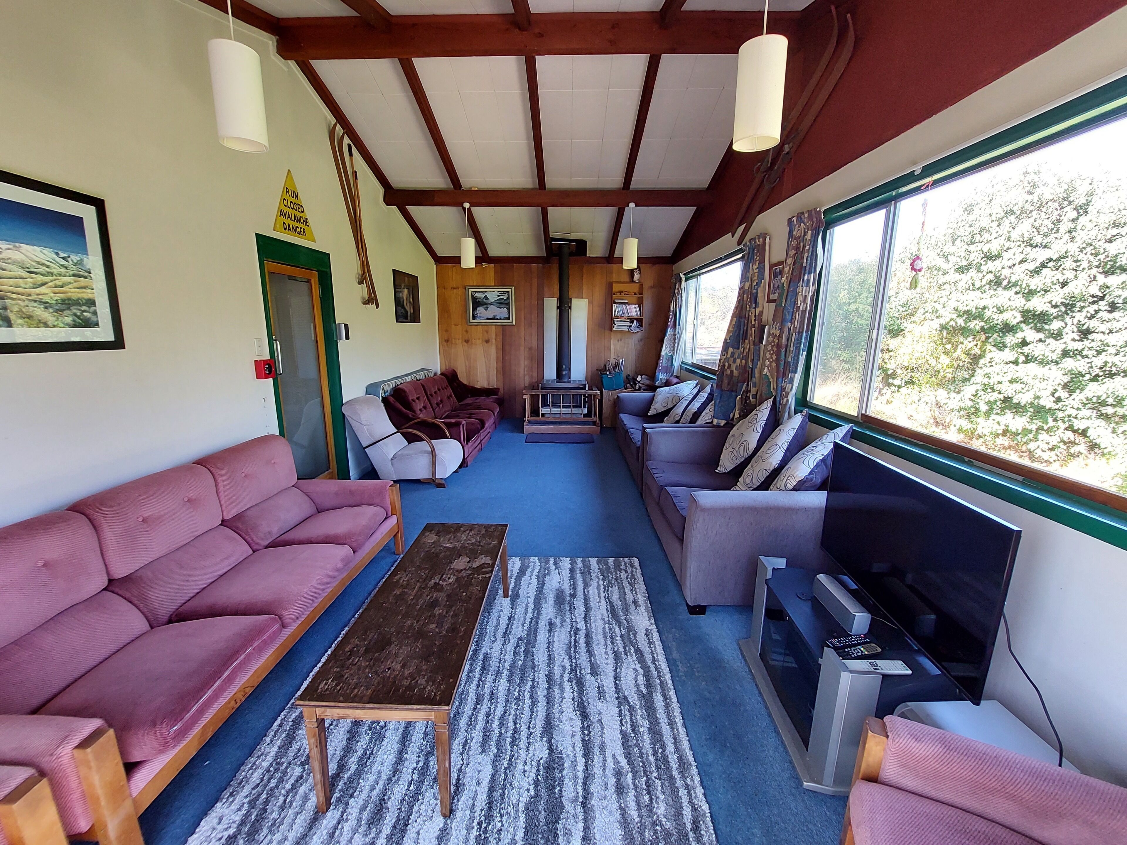 Televisie, een open haard, een dvd-speler en boeken