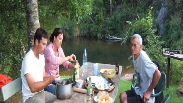 A group of people dining outdoors at a table with various food items and drinks. - Te Mata Lodge - 2 Bedroom Cottage (Te Mata)
