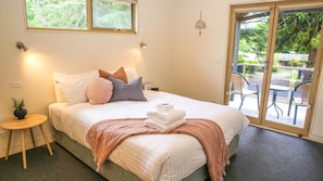 3 bedrooms, desk, bed sheets
