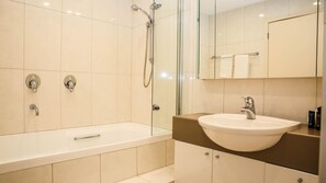 Combined shower/tub, hair dryer, towels