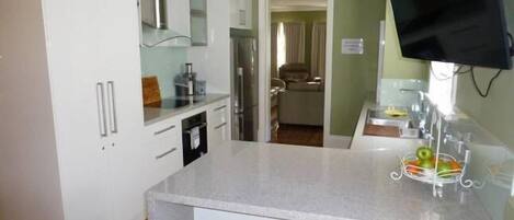 Micro-ondes, four, plaque de cuisson, lave-vaisselle