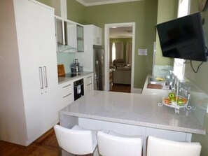 Micro-ondes, four, plaque de cuisson, lave-vaisselle