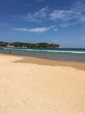Perto da praia, espreguiçadeiras