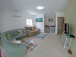 TV LED, DVD player, mesa de pingue-pongue, livros