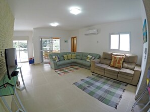 TV LED, DVD player, mesa de pingue-pongue, livros