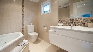 Combined shower/bathtub, jetted bath, hair dryer, towels - Belle Maison - Perfect Romantic Escape (DAYLESFORD)