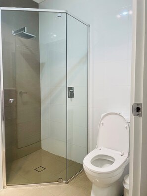 Badewanne, Haartrockner, Handtücher, Seife