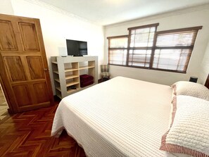 2 slaapkamers, een bureau, een strijkplank/strijkijzer, gratis wifi