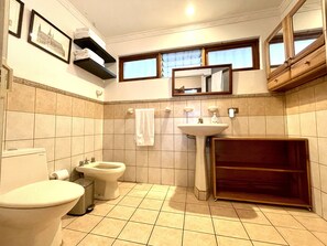 Shower, hair dryer, bidet, towels - Beautiful & Comfortable Apartment (Santo Domingo)