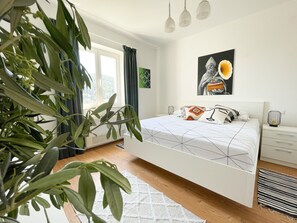 2 bedrooms, internet, bed sheets