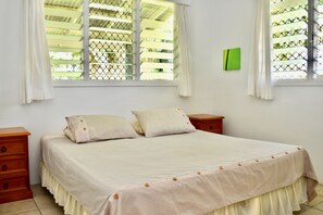 3 bedrooms, iron/ironing board, free WiFi, bed sheets - Rukuruku Haven - Tikioki (Tikioki Beach)
