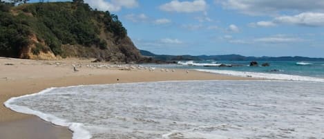 Una spiaggia nelle vicinanze, lettini da mare, teli da spiaggia