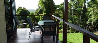 Bellthorpe Stays- Bowerbird Cabin: nature-based accommodation. Pooches permitted