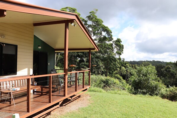 Terrace/patio - Bellthorpe Stays- Bowerbird Cabin: nature-based accommodation. Pooches permitted (Bellthorpe)