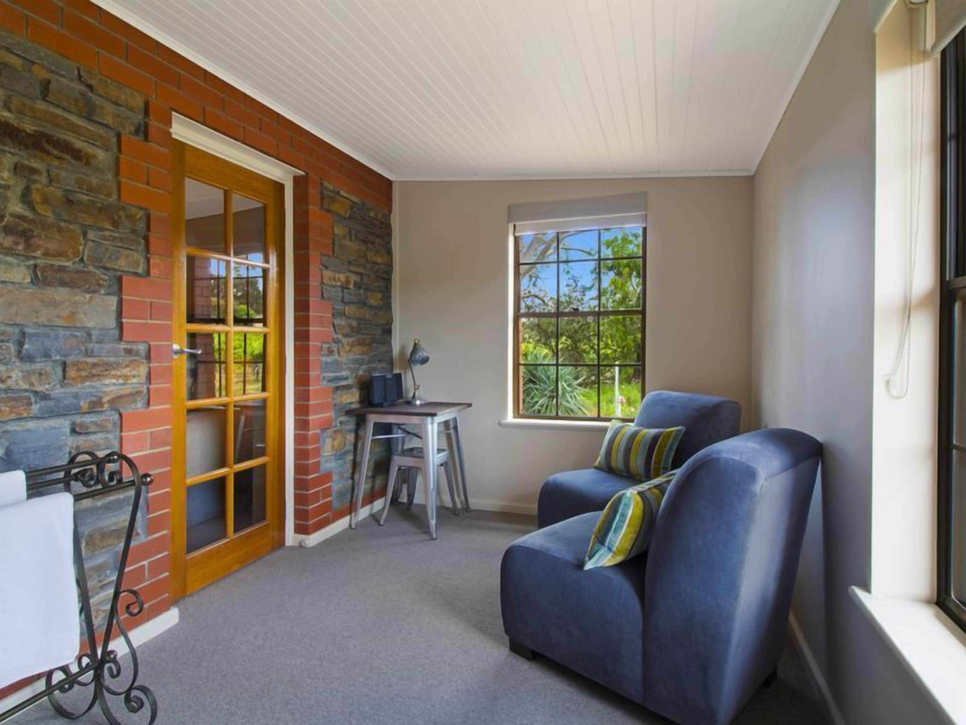 Stonewell Cottages and Vineyards — image 3