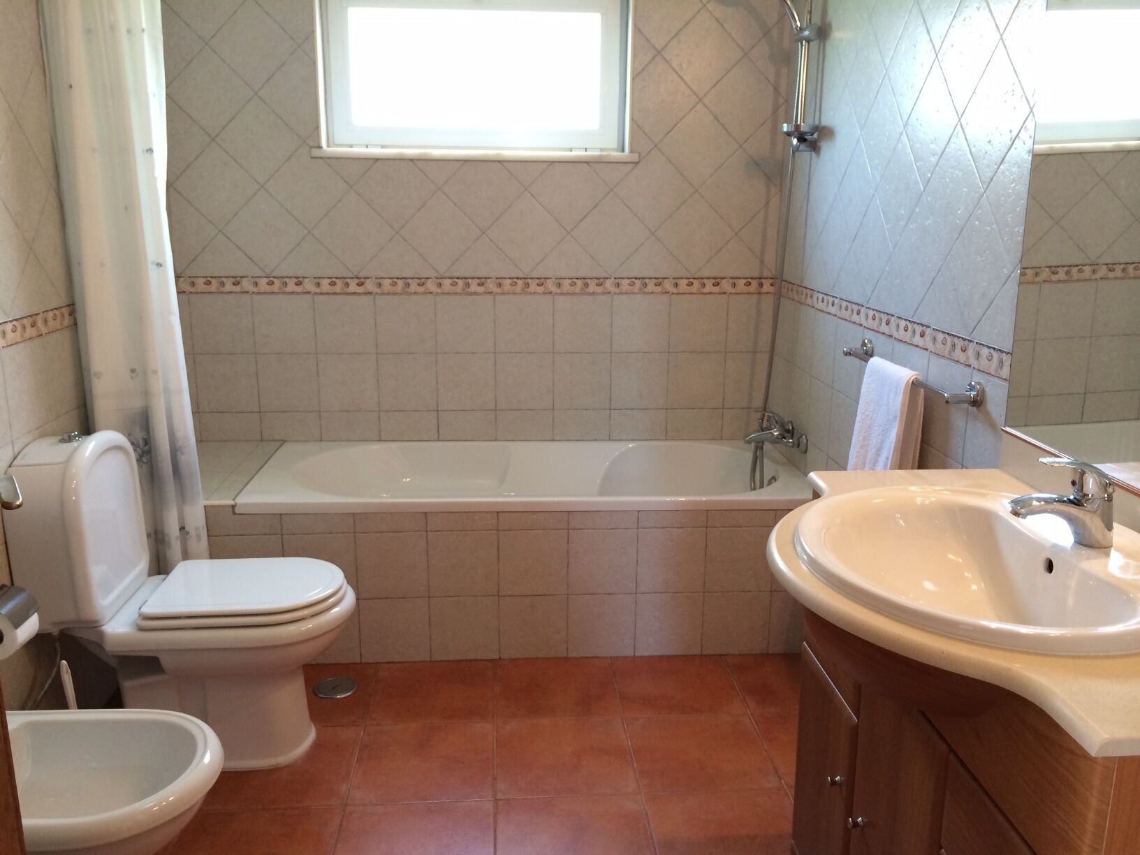 Ein Badezimmer mit Badewanne, Toilette, Bidet und Waschbecken.