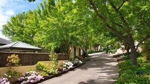 Property grounds - Courthouse Merindah - Villa in Town Centre (DAYLESFORD)