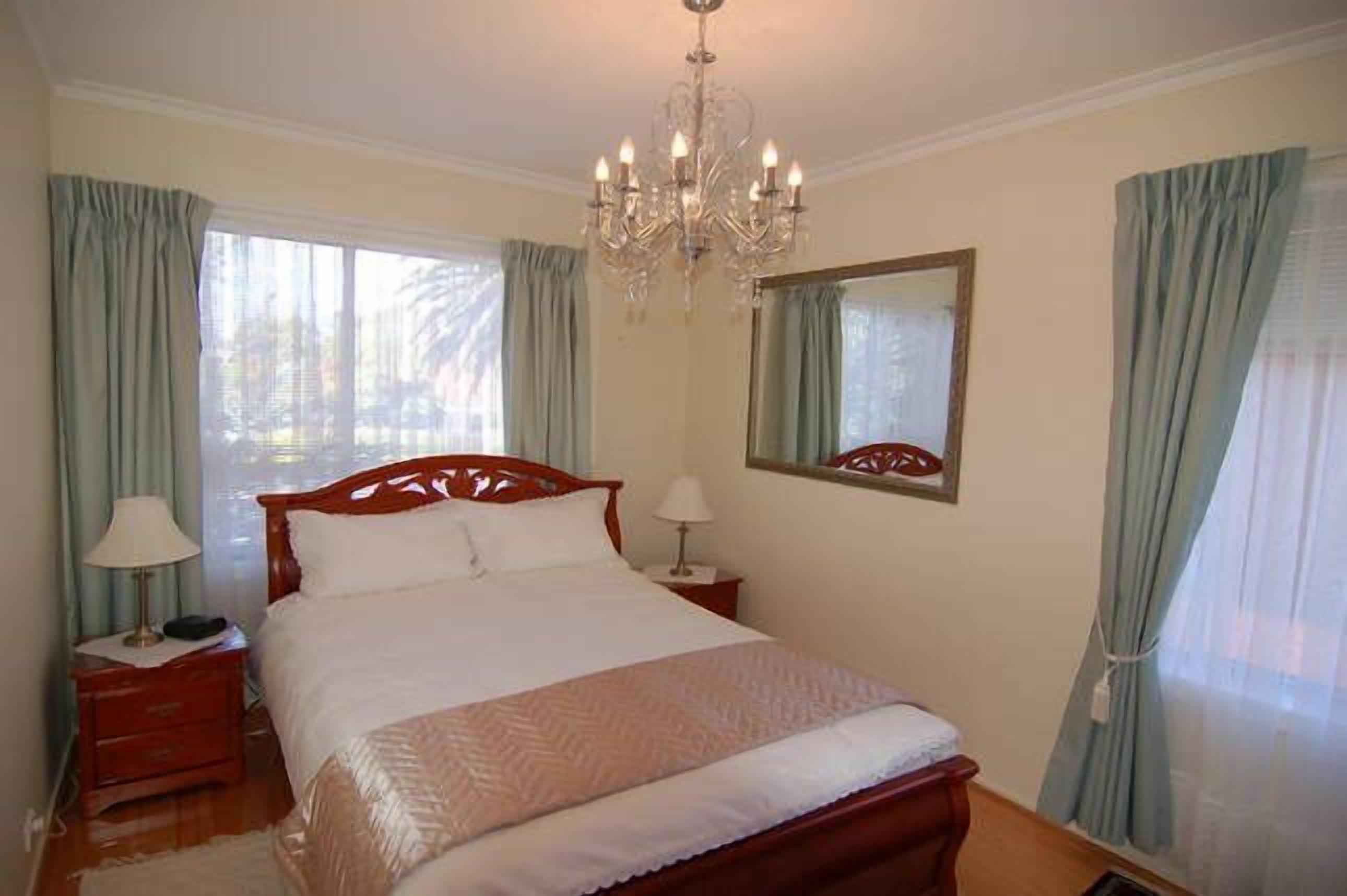 Blackburn Holiday Apartment 5 — image 3