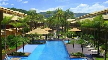 Una piscina al aire libre, una piscina climatizada